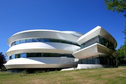 Das Gebäude des Hauses der Astronomie im Sommer 2012.