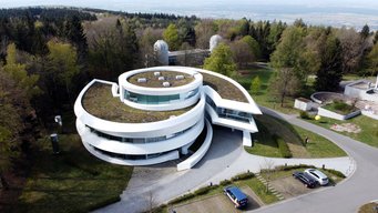 Blick on oben auf das galaxienförmige Gebäude des Hauses der Astronomie