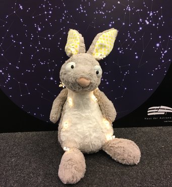 Bei der Weihnachtsveranstaltung 2017 brachten die Kinder den Hasen zu seinem Sternbild am Himmel zurück Bei der Weihnachtsveranstaltung 2017 brachten die Kinder den Hasen zu seinem Sternbild am Himmel zurück