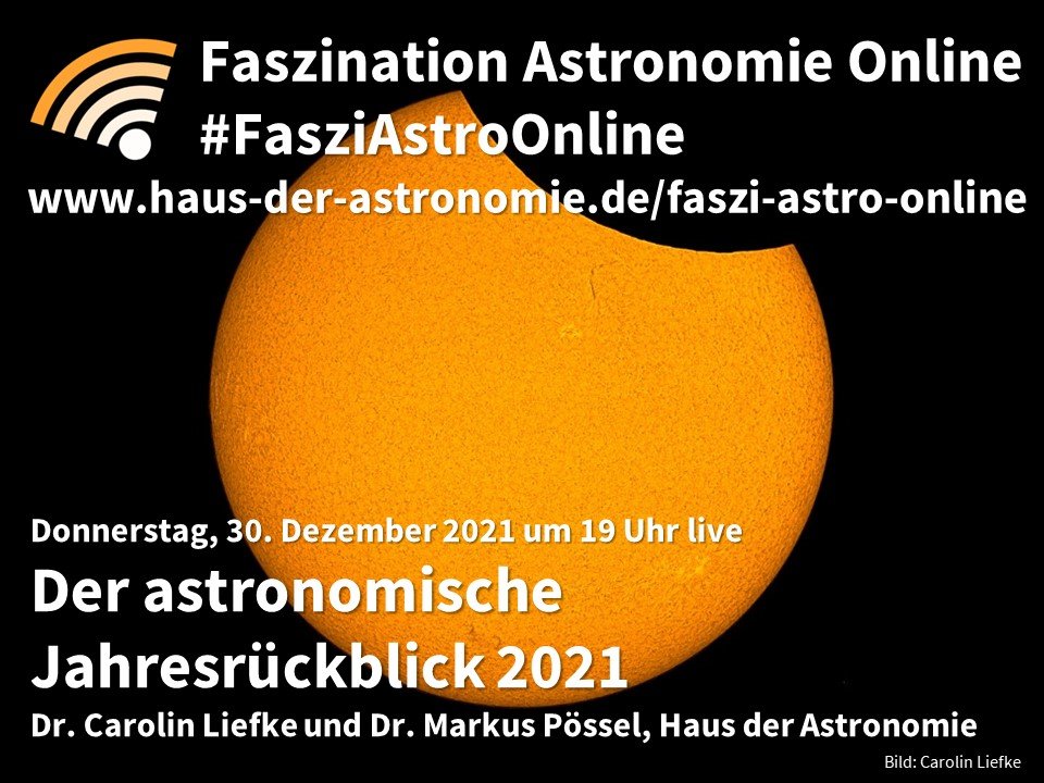 Ankündigung des Online-Vortrags "Der astronomische Jahresrückblick" von Carolin Liefke und Markus Pössel am 30. Dezember 2021 um 19 Uhr live auf der Facebook-Seite und auf dem Youtube-Kanal des Hauses der Astronomie. Im Hintergrund ein gelblich eingefärbtes H-alpha-Bild einer partiellen Sonnenfinsternis