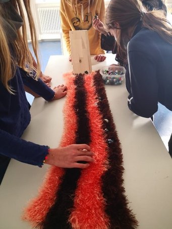 Abbildung 2: Kugeln auf der schiefen Ebene Abbildung 2: Kugeln auf der schiefen Ebene