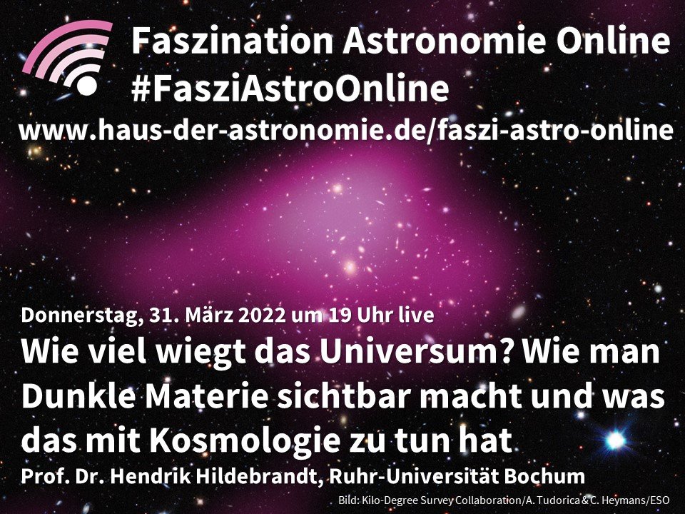 Ankündigung des Online-Vortrags "Wie viel wiegt das Universum? Wie man Dunkle Materie sichtbar macht und was das mit Kosmologie zu tun hat" von Hendrik Hildebrandt am 31. März 2022 um 19 Uhr live auf der Facebook-Seite und auf dem Youtube-Kanal des Hauses der Astronomie. Im Hintergrund ein Galaxienhaufen überlagert mit der pink eingefärbten Falschfarbendarstellung einer unförmigen Blase