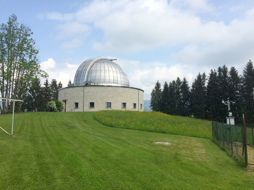 Teleskopkuppel in grüner Landschaft