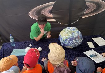 In welche Kugel passt das gesamte Wasser der Erde? In welche Kugel passt das gesamte Wasser der Erde?