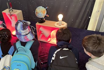 Welche Lampe kann die Magarine auf dem Teller schneller schmelzen: die senkrecht oder die schräg angebrachte? Welche Lampe kann die Magarine auf dem Teller schneller schmelzen: die senkrecht oder die schräg angebrachte?