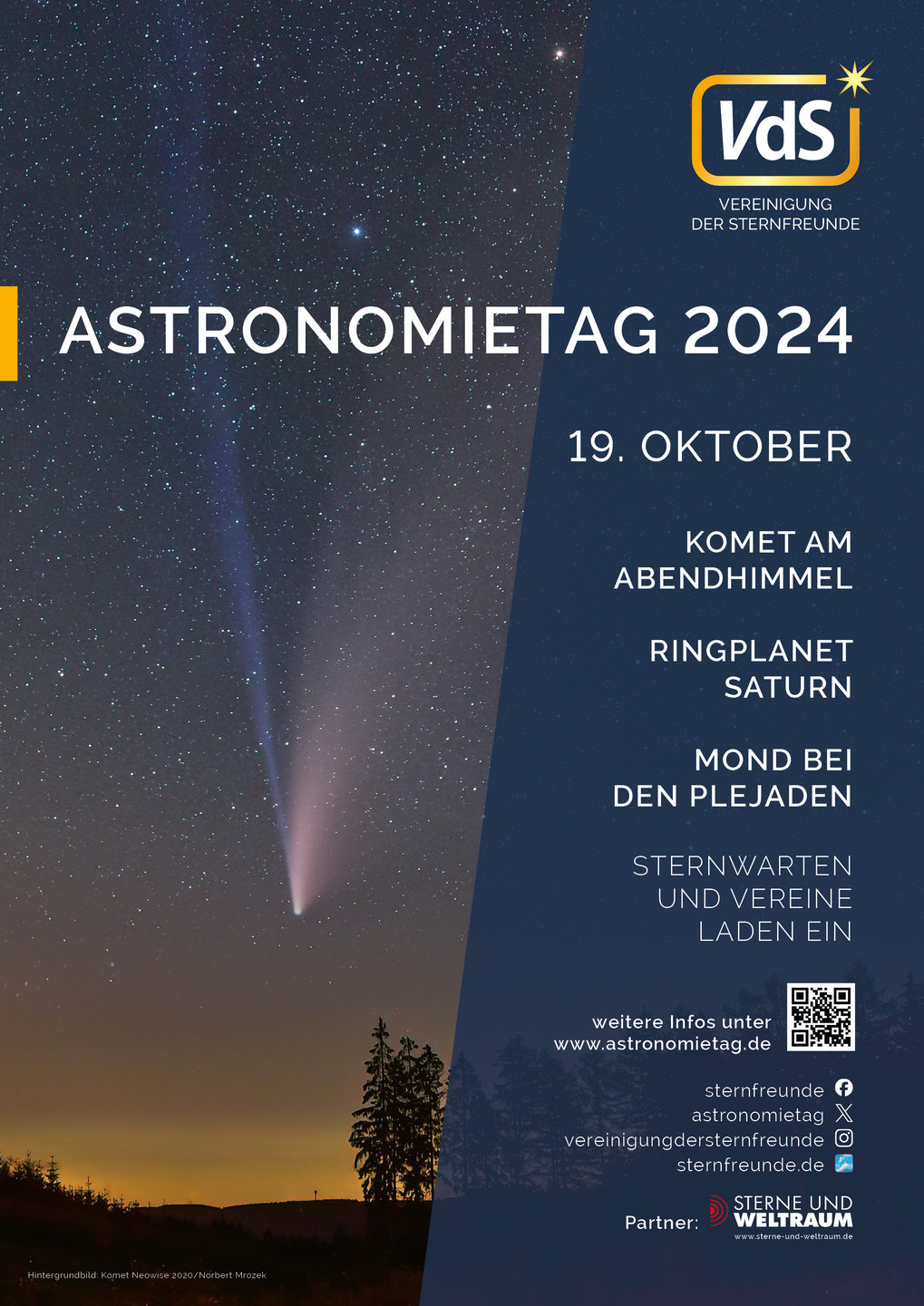 Poster des Astronomietages 2024 am 19. Oktober mit dem Bild eines Kometen mit Gas- und Staubschweif über dem Horizont im Hintergrund