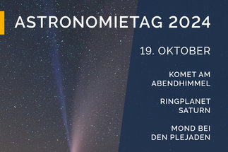 Poster des Astronomietages 2024 am 19. Oktober mit dem Bild eines Kometen mit Gas- und Staubschweif über dem Horizont im Hintergrund