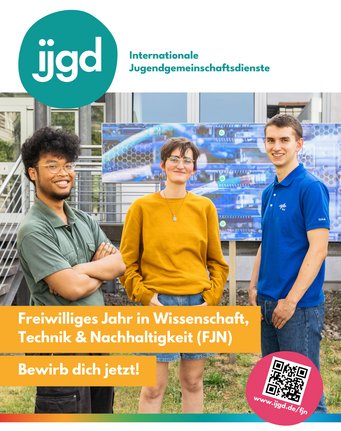 Poster des ijdg für das Freiwillige Soziale Jahr in Wissenschaft, Technik und Nachhaltigkeit mit QR-Code für weitere Infos und der Aufforderung sich zu bewerben, illustriert mit einem Foto von drei jungen Menschen vor einer Outdoor-Posterwand